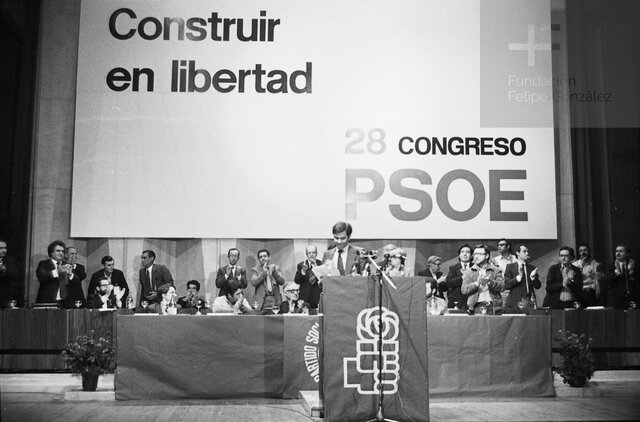 El PSOE abandona el marxismo en el XXVIII congreso del partido.