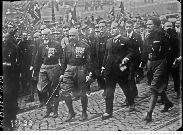 Benito Mussolini crea una milicia fascista
