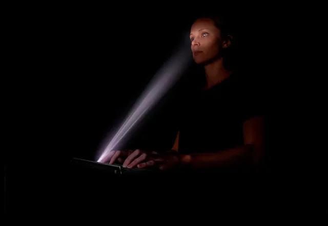 Aura - La Sofisticada Computadora que no Tiene Monitor