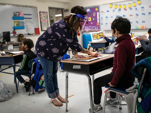 cambio de semáforo amarillo, aviso de retorno a clases híbridas.