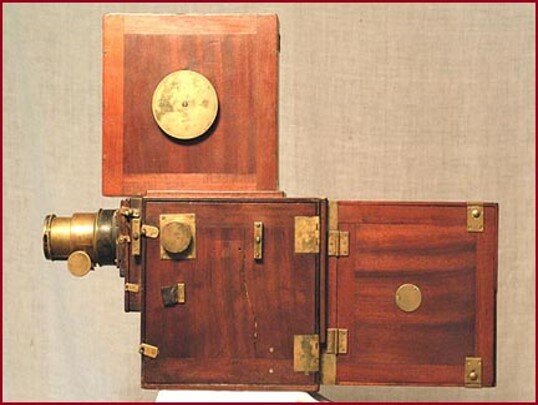 Comienza la era audiovisual con la invención de la radio y el painer proyector