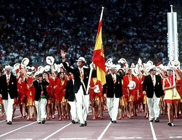 España es el país anfitrión de las Olimpiadas y de la Exposición Universal.