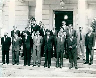 El PSOE gana las elecciones generales por mayoría simple y Felipe González se mantiene como presidente del Gobierno.4a legislatura