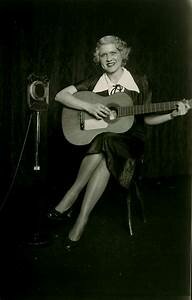 JOSEFINA EMPIEZA A COMPONER