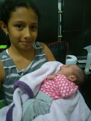 cargue a mi prima recién nacida