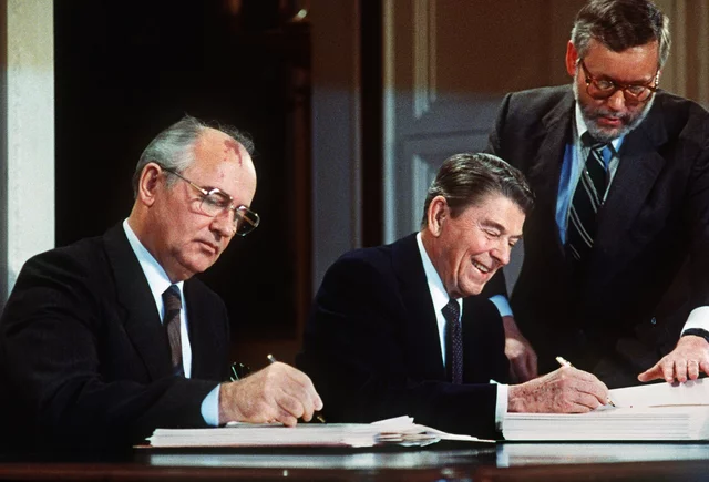 Gorbachev, Reagan sign treaty (1987)