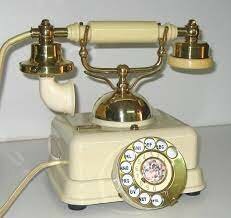 Antoinno de de Barnay inventó el teléfoisco que permitía emitir señales eléctricas distintas. Cada vez que se giraba el disco se enviaba un pequeño pulso electrico. Por eso se conoce como "Marcación por pulsos"