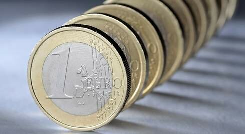 España participa en el nacimiento del euro como moneda.