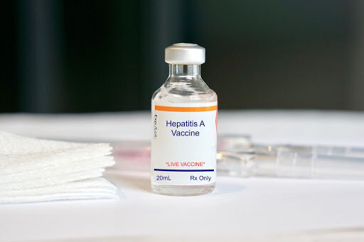 se realizo la primera vacuna contra la hepatitis A