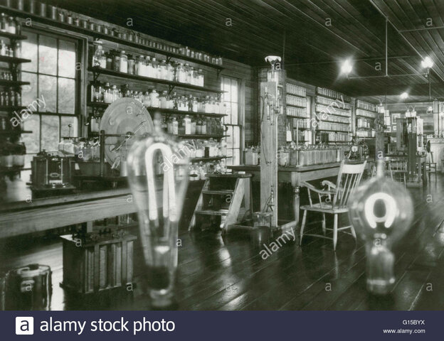 Crea el primer laboratorio de investigaciones, en Menlo Park.