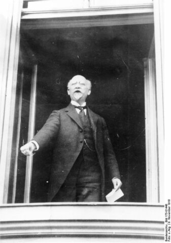 Phillip Scheideman proclaims republic