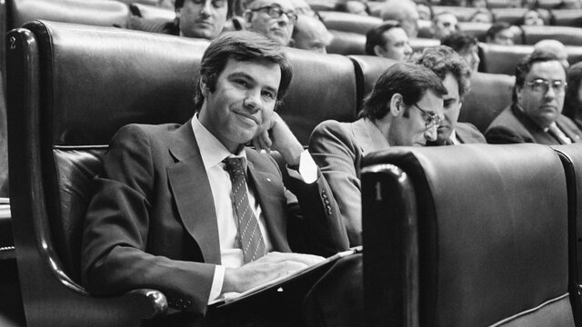 El PSOE gana las elecciones generales por mayoría absoluta y Felipe González se convierte en presidente del Gobierno. 1a legislatura.