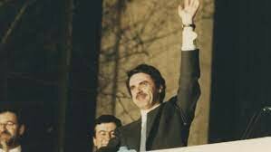 El Partido Popular gana en las elecciones generales por mayoría absoluta y José María Aznar se mantiene como presidente del Gobierno.