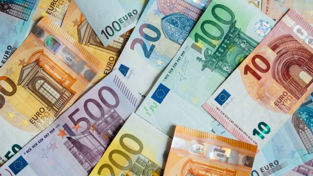 España participa en el nacimiento del euro como moneda.