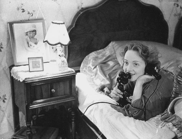 Marlene Dietrich telefoneando a su hija desde Hollywood