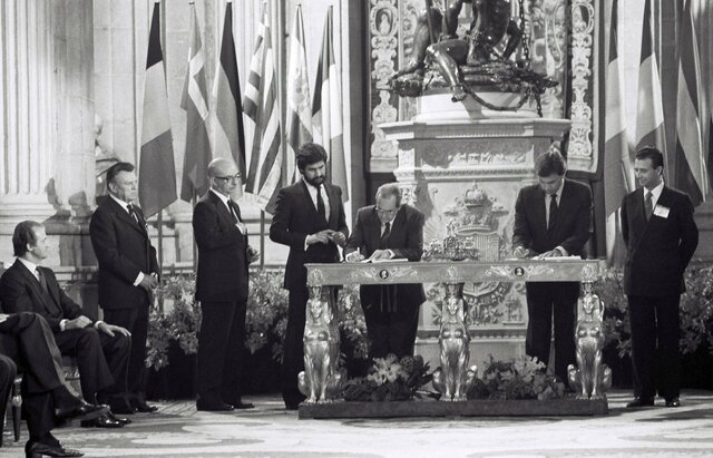 Adhesión de España a la CEE (1/enero)