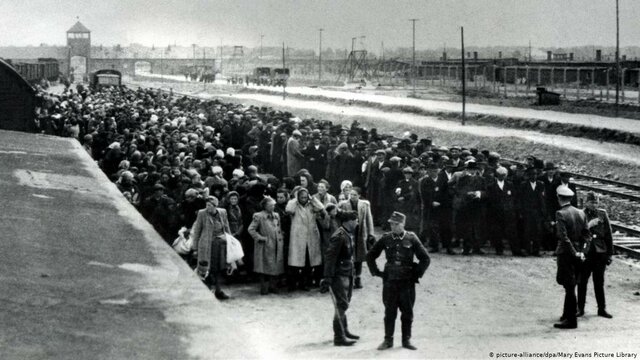 Deportaciones masivas de judíos, eslovacos, franceses y polacos a Auschwitz