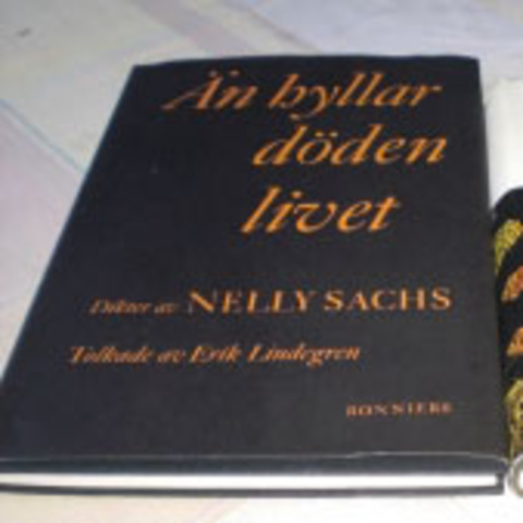 kom den svenska boken "än hyllar döden livet" ut