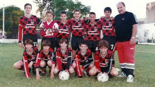Began training in the lower divisions of Newell's Old Boys
