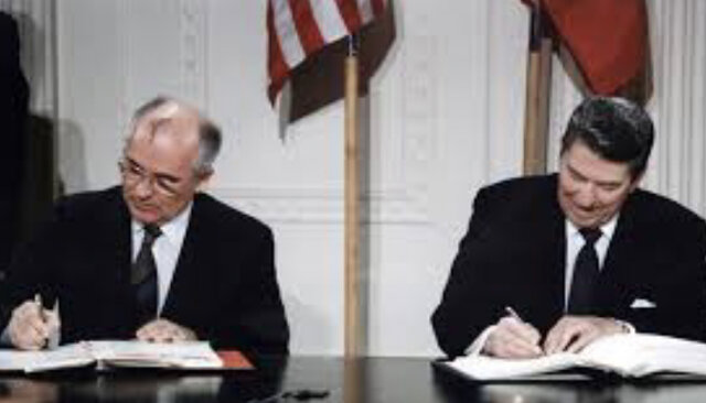 Gorbachev, Regan sign treaty(1987)