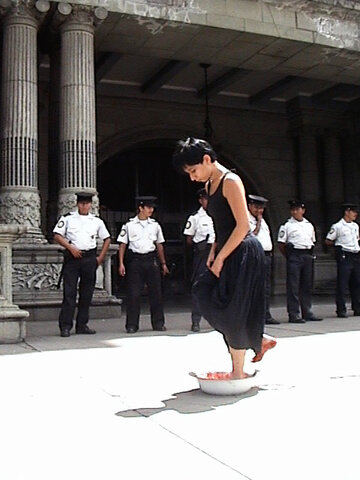 Regina José Galindo. "Quién puede borrar las huellas"