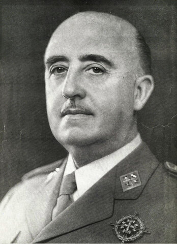 8. La actuación de personajes relevantes, como Francisco Franco, Adolf Hitler, Eisenhower, Juan Carlos I, Carrero Blanco, Arias Navarro, Adolfo Suárez, Antonio Tejero, o Felipe González. (FRANCISCO FRANCO)