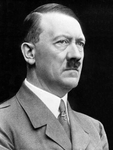 8.1 La actuación de personajes relevantes, como Francisco Franco, Adolf Hitler, Eisenhower, Juan Carlos I, Carrero Blanco, Arias Navarro, Adolfo Suárez, Antonio Tejero, o Felipe González. (ADOLF HITLER)