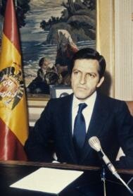 8.2 La actuación de personajes relevantes, como Francisco Franco, Adolf Hitler, Eisenhower, Juan Carlos I, Carrero Blanco, Arias Navarro, Adolfo Suárez, Antonio Tejero, o Felipe González. (ADOLFO SUÁREZ)