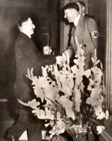 Britain's neville Chamberlin and Hitler meet at the Munich Conference
