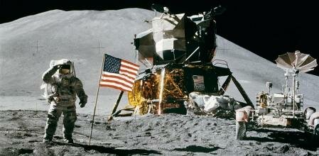 SIMULARON LLEGAR el comandante Neil Armstrong y el piloto Edwin F. Aldrin