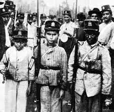Niños y jóvenes en el ejército.