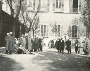 Studia presso il "Collegio San Carlo di Milano"