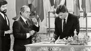 Adhesión de España a la CEE (1/enero)