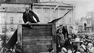 Lenin firma el decreto sobre la paz y sobre la tierra