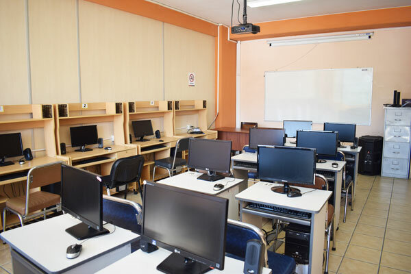 Popularización de la computadora personal y creación del sistema para enseñar por computadora.