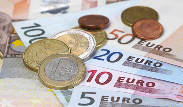 España participa en el nacimiento del euro como moneda.