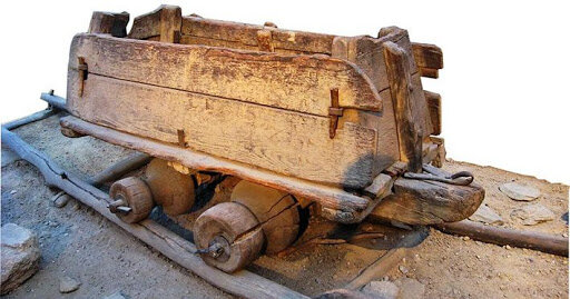 Vagonetas con rieles en las minas