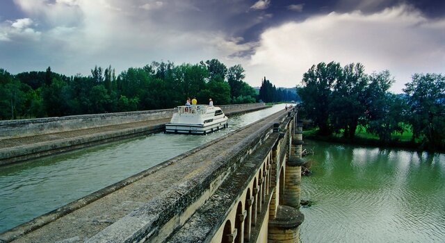 Construcción francesa del canal Du Midi de 250 km, que comunicó el Atlántico con el Mediterráneo