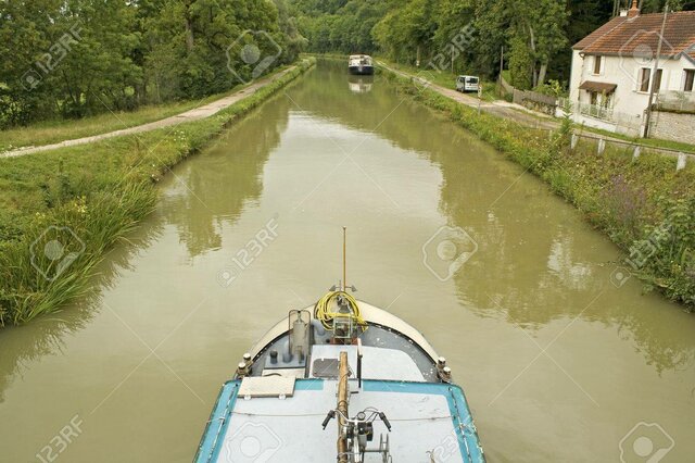Construcción francesa del canal de Bourgogne de 250 kilómetros de longitud, 189 exclusas, y con un túnel de 3300 m