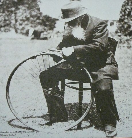 John Dunlop inventa los neumáticos.