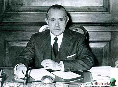 Cese de Arias Navarro como presidente del gobierno.