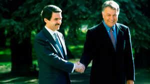 El Partido Popular gana en las elecciones generales por mayoría simple y José María Aznar se convierte en presidente del Gobierno.