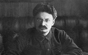 Trotski es expulsado del partido