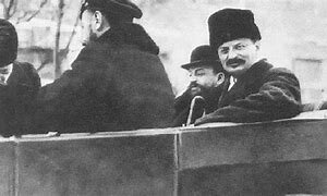 Trotski es expulsado de la URSS