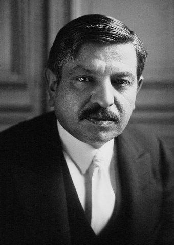 Pierre Laval assume il ruolo di nuovo Presidente dello Stato Francese