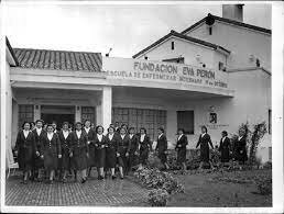 Se crean los cursos libre en las Escuelas Profesionales de Mujeres.