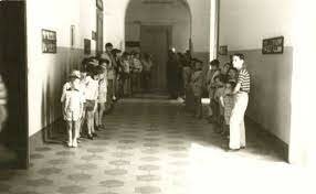 L'école devient laique et publique.