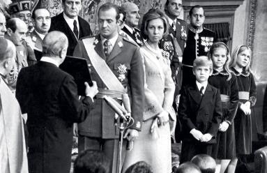 1975  Juan Carlos es nombrado Rey de España