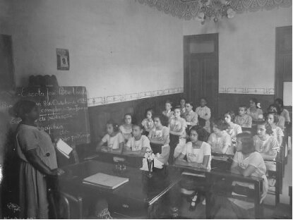 Se inicia el uso de pizarrones en clase.