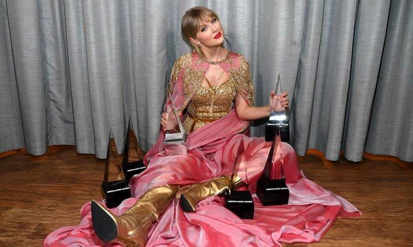 Taylor Swift Becomes Artist of the Decade